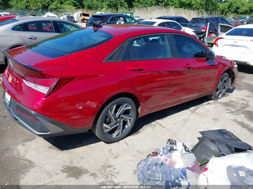 2025 HYUNDAI ELANTRA SEL SPORT · Photo 4