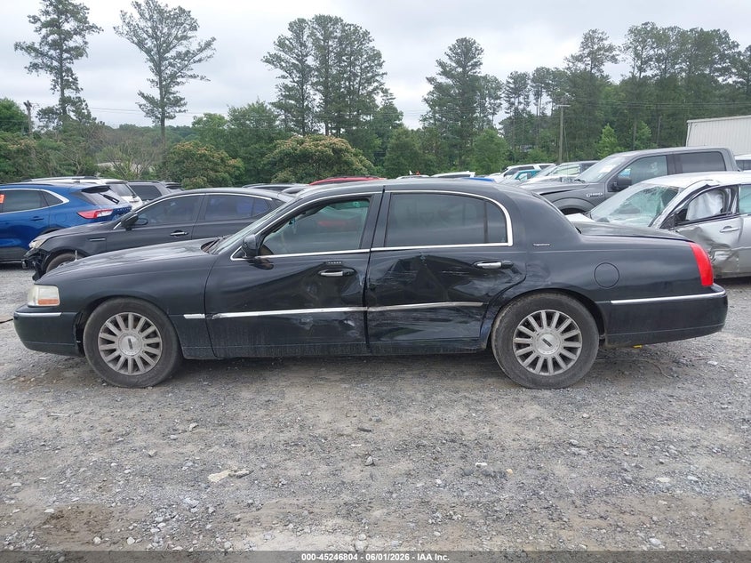 2003 Lincoln Town Car Signature VIN: 1LNHM82W53Y692829 Lot: 45246804