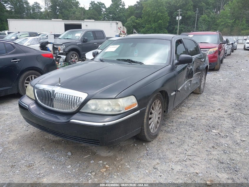 1LNHM82W53Y692829 2003 Lincoln Town Car Signature photo 1