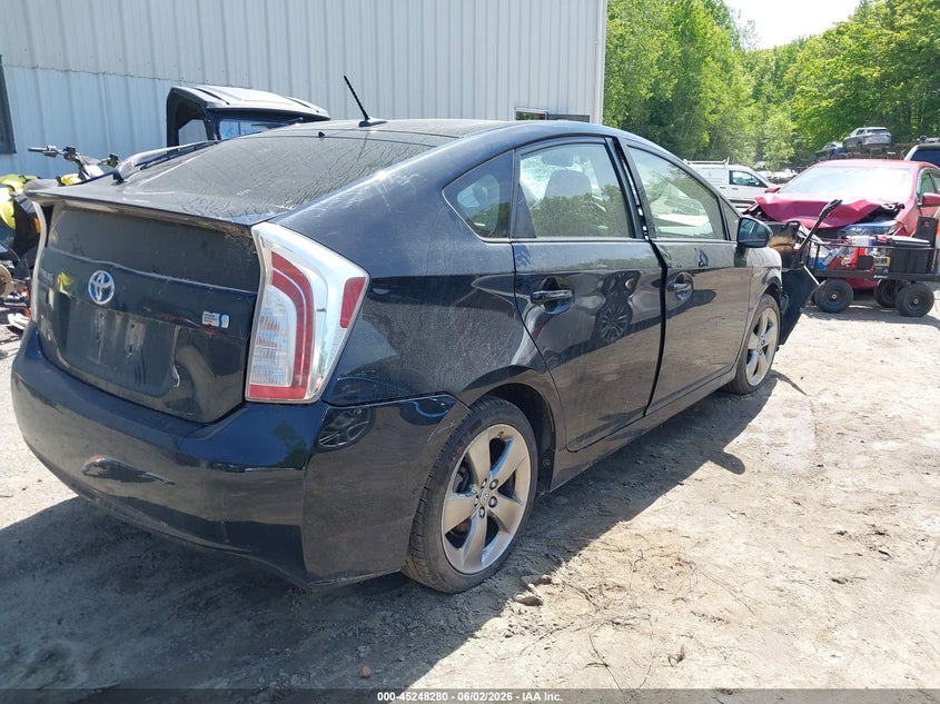 2013 TOYOTA PRIUS THREE SE · Фото 4