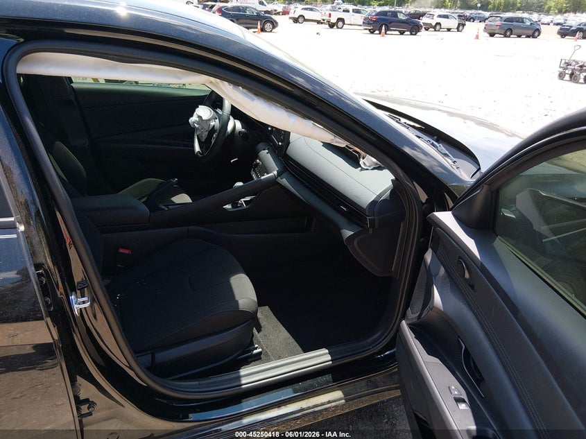 2025 HYUNDAI ELANTRA auction photo 5