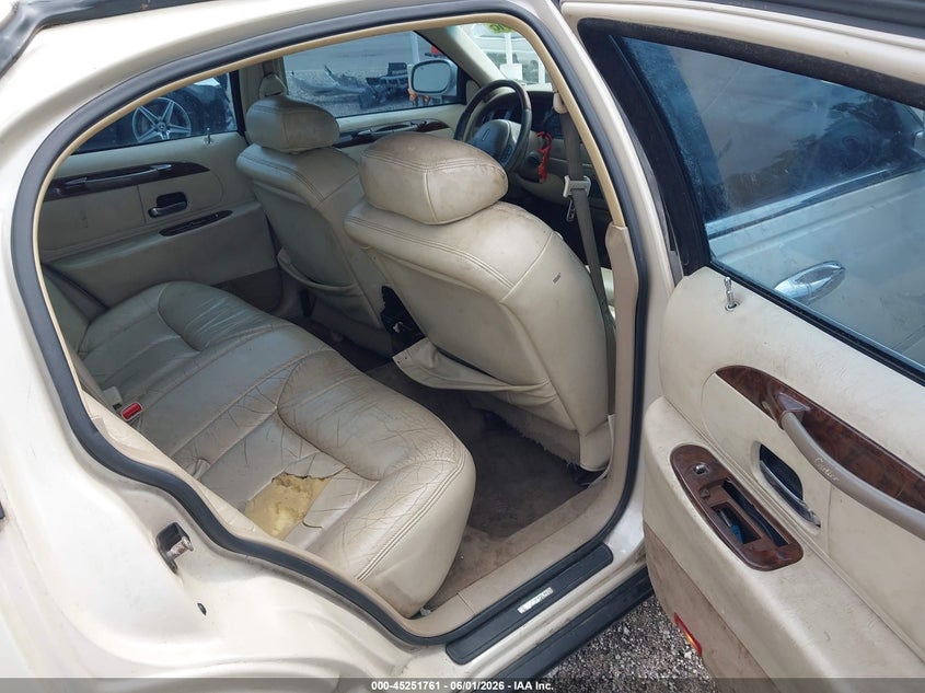 2000 Lincoln Town Car Cartier VIN: 1LNHM83WXYY925044 Lot: 45251761