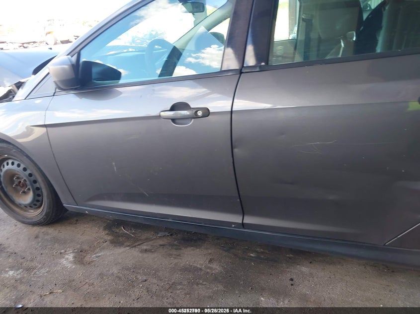 1FAHP3F21CL225044 2012 Ford Focus 2.0 Se grey