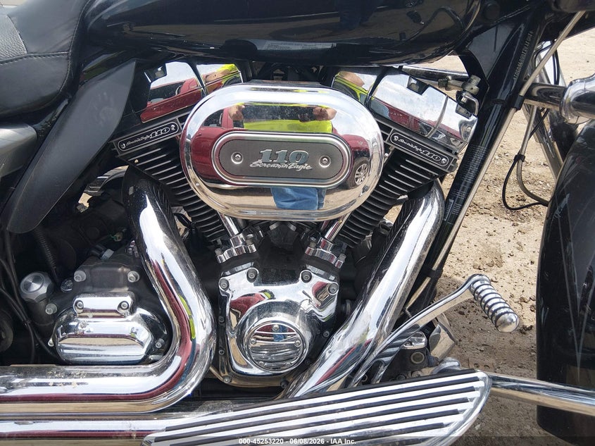 2011 Harley-Davidson Fltruse VIN: 1HD1TA810BB950301 Lot: 45253220