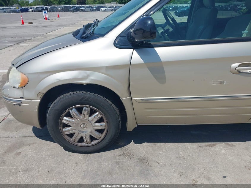 2005 Chrysler Town & Country Limited VIN: 2C4GP64L85R151795 Lot: 45253528