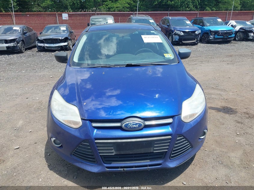 1FAHP3K28CL281813 2012 Ford Focus 2.0 Se blue