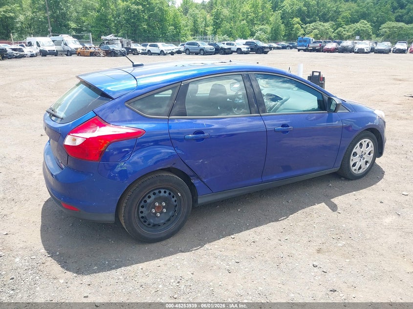 1FAHP3K28CL281813 2012 Ford Focus 2.0 Se blue