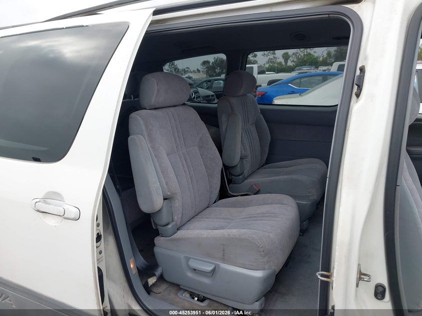 1998 Toyota Sienna Le VIN: 4T3ZF13C2WU015380 Lot: 45253951