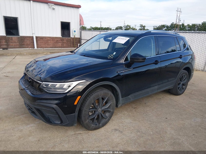 2024 VOLKSWAGEN TIGUAN auction photo 2