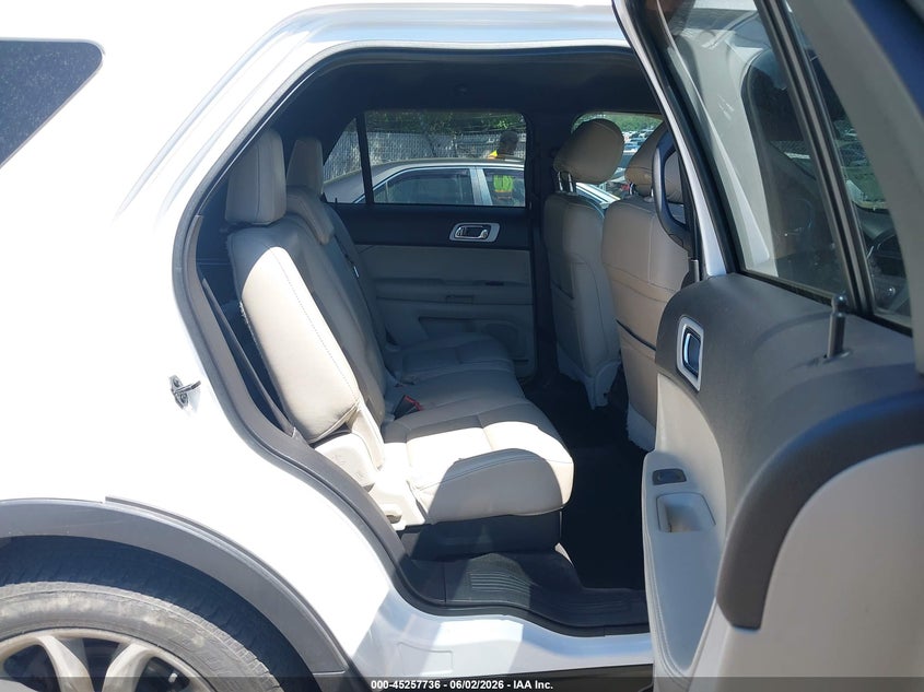 1FMHK7D82CGA63372 2012 Ford Explorer 3.5 Xlt white