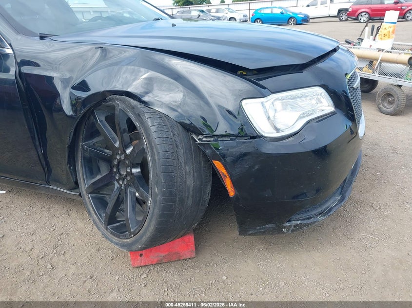 2017 CHRYSLER 300 auction photo 6