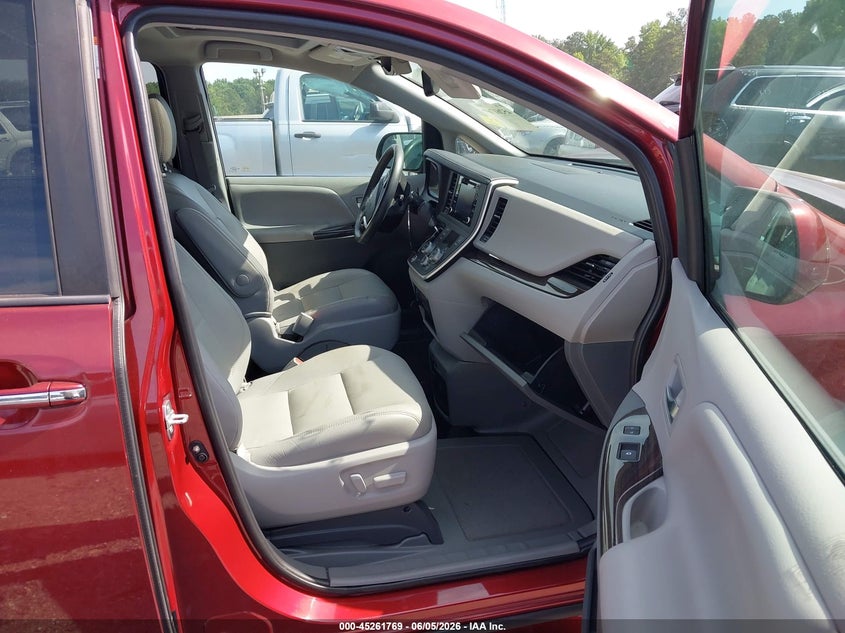 2020 TOYOTA SIENNA auction photo 5