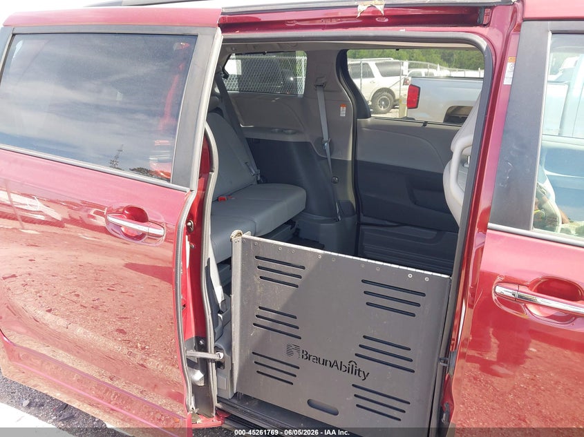 2020 TOYOTA SIENNA auction photo 8