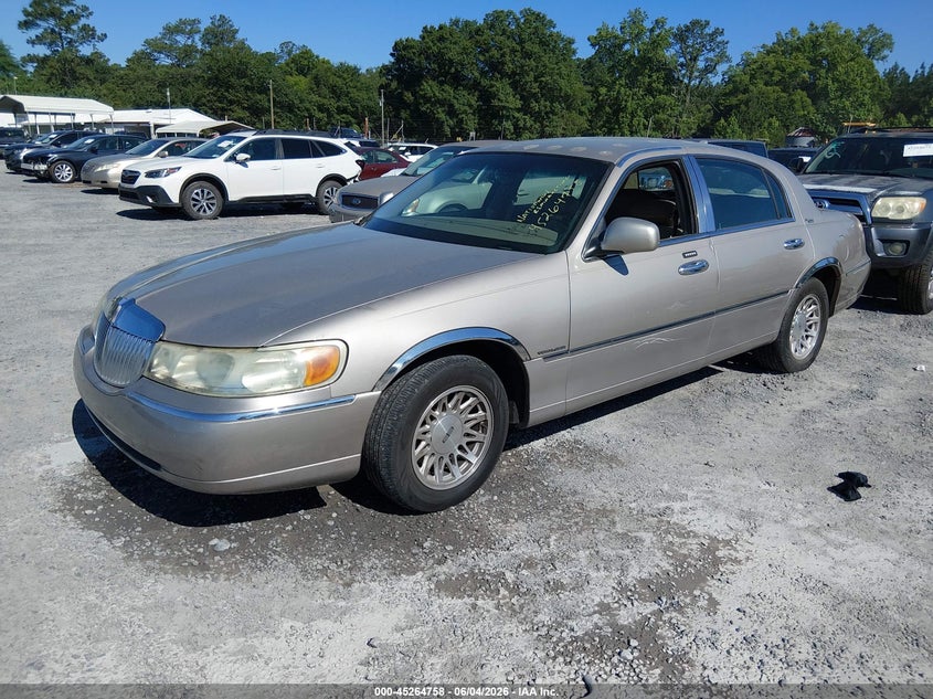 1LNHM81W31Y710291 2001 Lincoln Town Car Executive photo 1