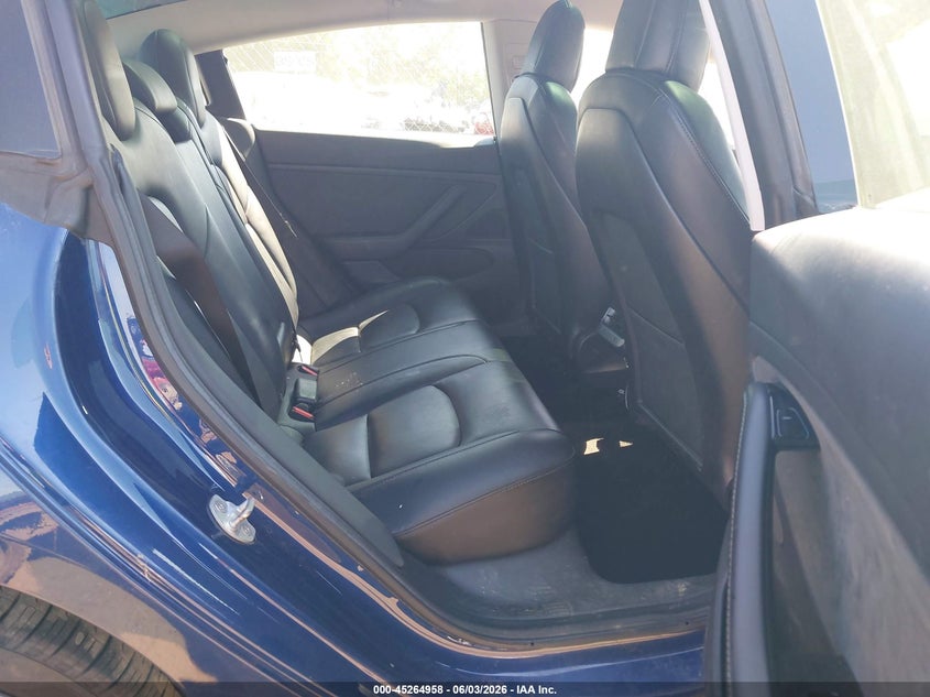 TESLA MODEL 3 - zdjęcie 8