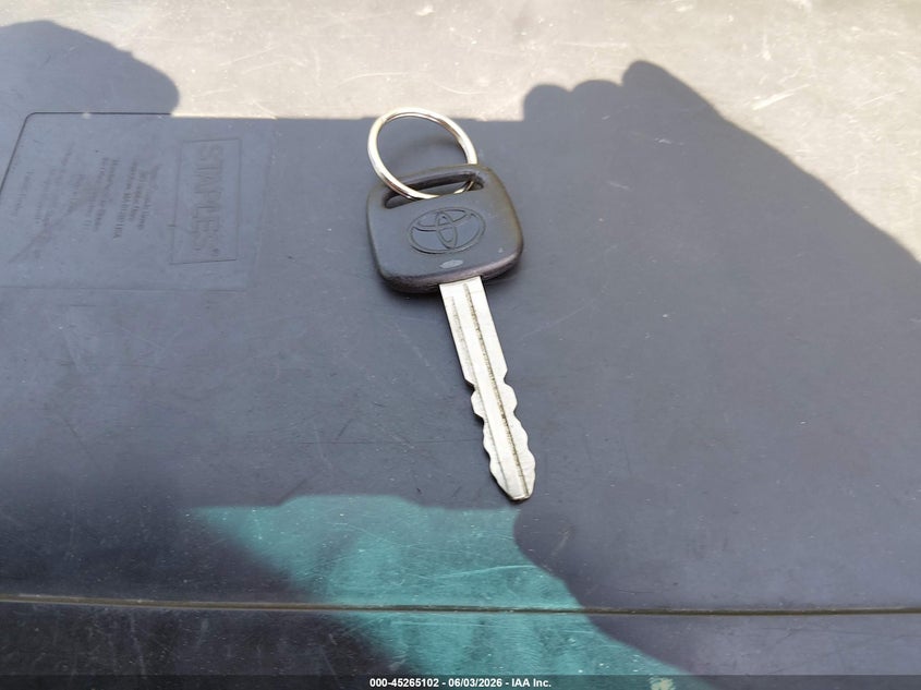 1998 Toyota Sienna Le VIN: 4T3ZF13C8WU066088 Lot: 45265102