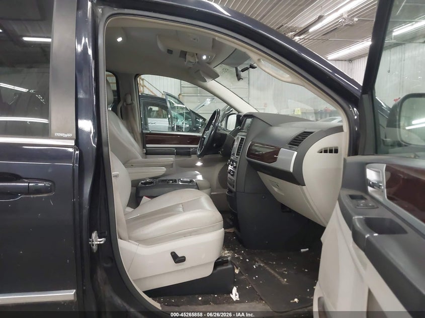 2010 CHRYSLER TOWN & COUNTRY auction photo 5