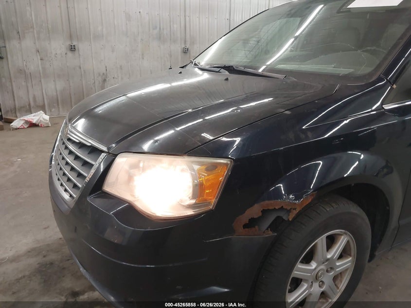 2010 CHRYSLER TOWN & COUNTRY auction photo 6