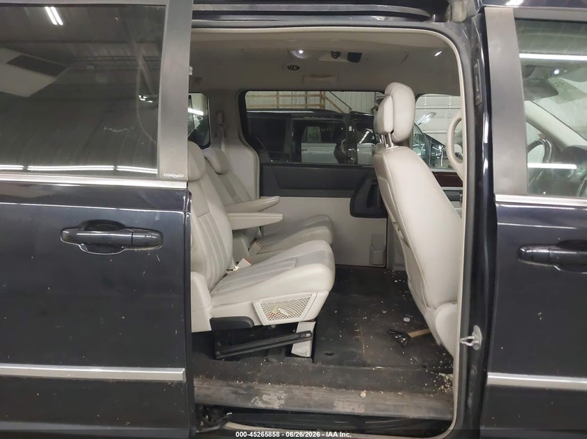 2010 CHRYSLER TOWN & COUNTRY auction photo 8