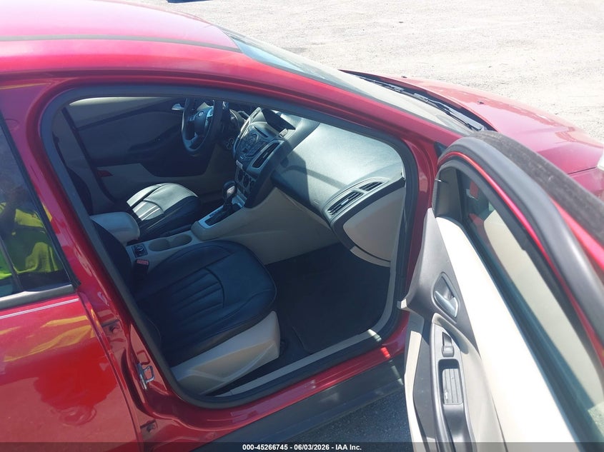 1FAHP3K24CL270047 2012 Ford Focus 2.0 Se red