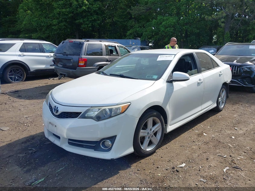 Vin: 4t1bf1fk5eu411301, lot: 45768188, toyota camry se 20142