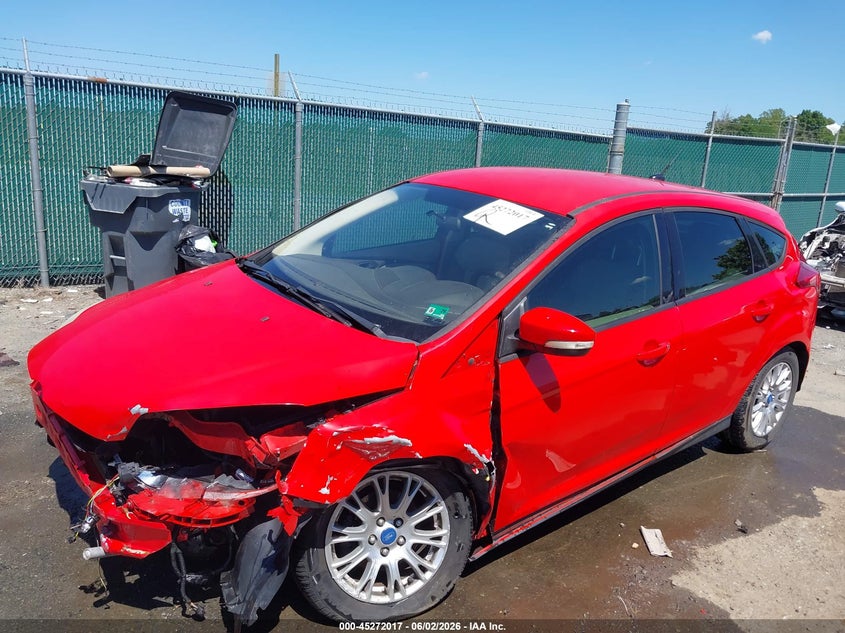1FAHP3K27CL178897 2012 Ford Focus 2.0 Se red