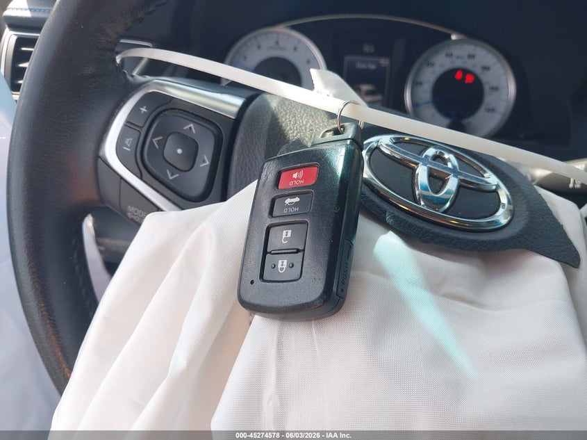 2016 TOYOTA CAMRY SE — Photo 11