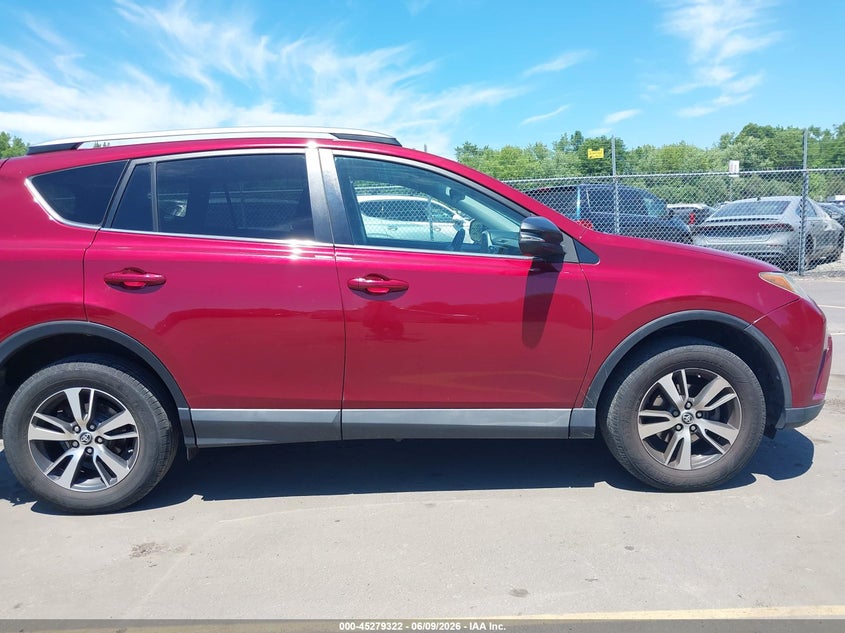VIN 2T3RFREV6JW734590 2018 TOYOTA RAV4 XLE