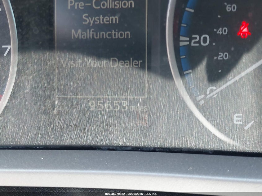 VIN 2T3RFREV6JW734590 2018 TOYOTA RAV4 XLE