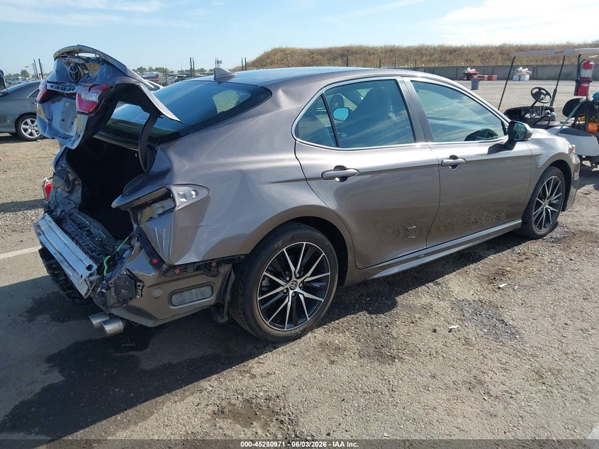 Vin: 4t1t11ak3nu667933, lot: 45778795, toyota camry se 20224