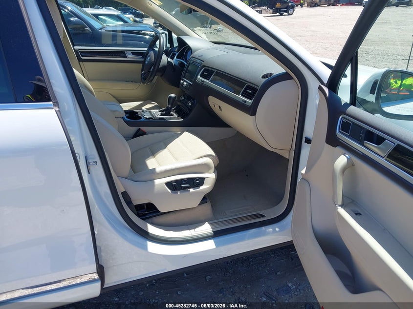2017 VOLKSWAGEN TOUAREG auction photo 5