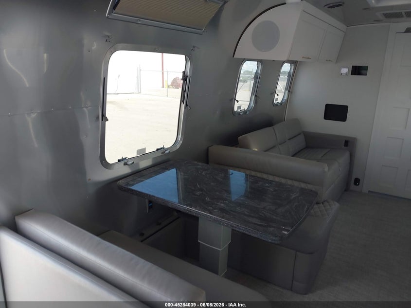 2025 AIRSTREAM 33FB (VIN: 1STVBYT28SJ576820
