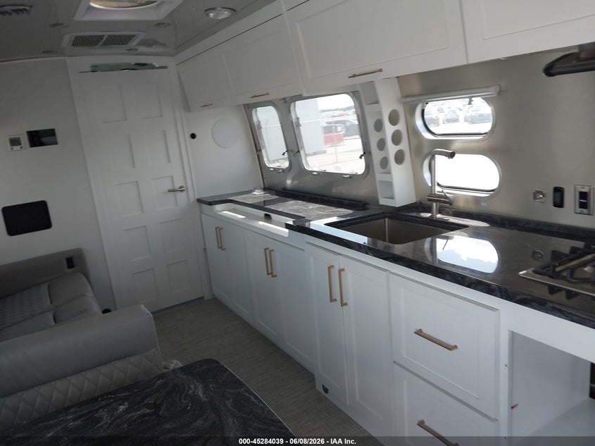 2025 AIRSTREAM 33FB auction photo 7