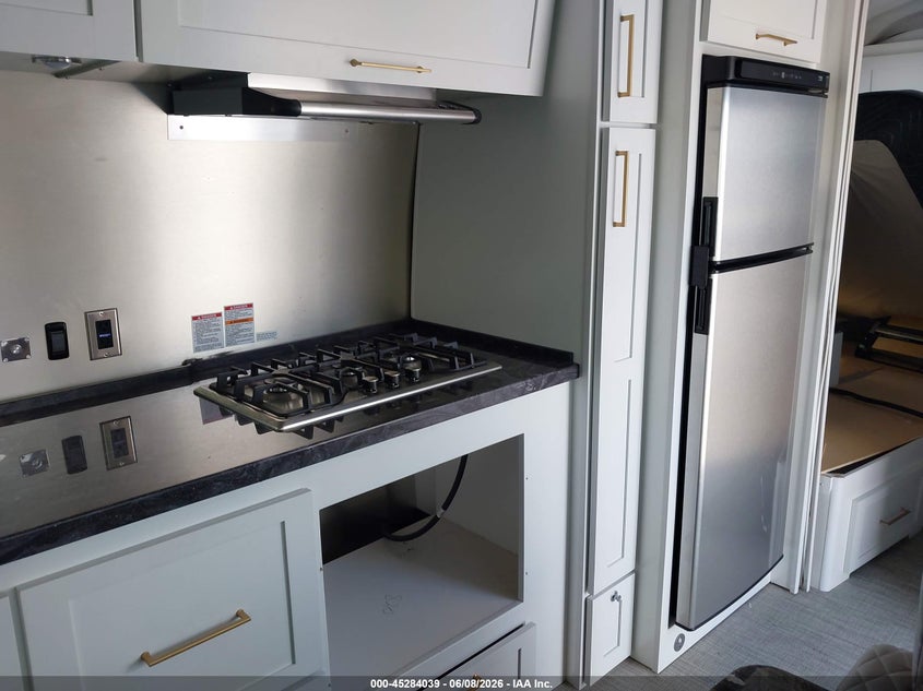 2025 AIRSTREAM 33FB auction photo 8