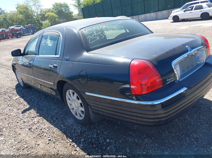 Vin: 2lnbl8cv9bx760742, lot: 45782393, lincoln town car signature limited 20113
