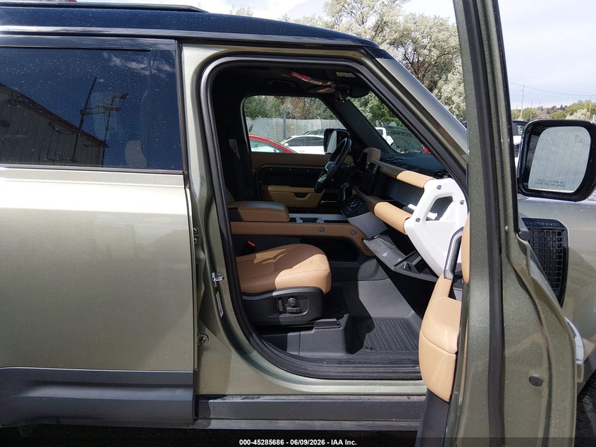 2025 LAND ROVER DEFENDER auction photo 5