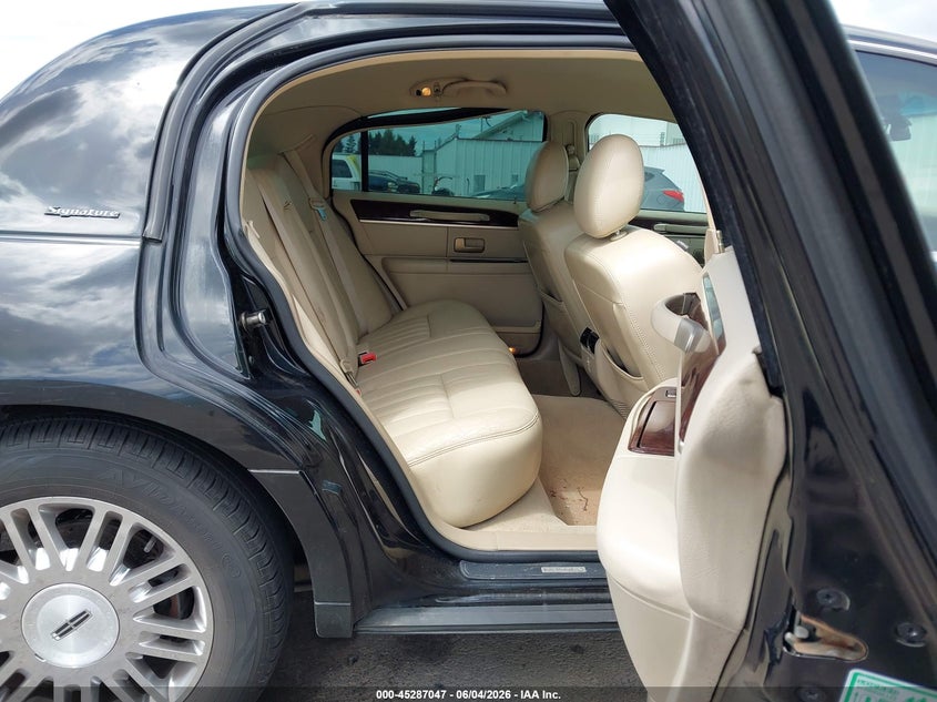 2006 Lincoln Town Car Signature VIN: 1LNHM81V36Y617673 Lot: 45287047