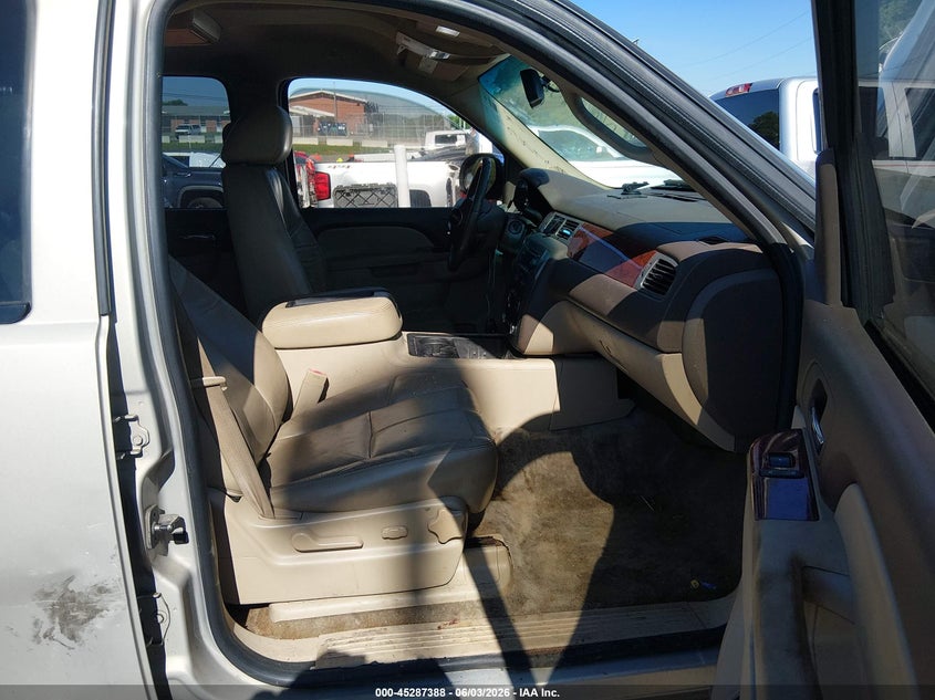 2010 GMC YUKON XL 1500 auction photo 5