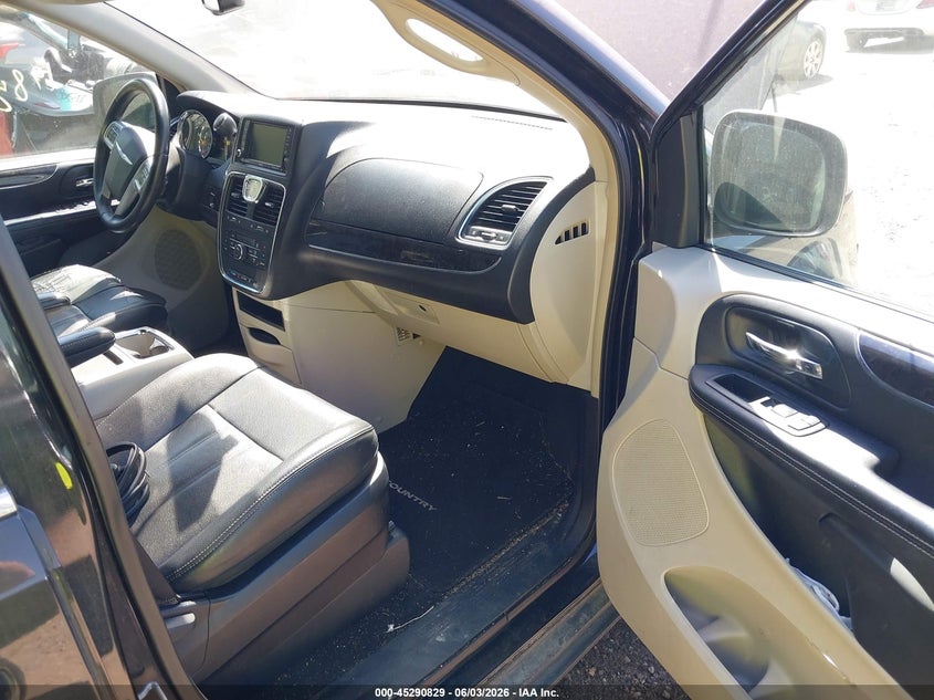 2013 CHRYSLER TOWN & COUNTRY auction photo 5