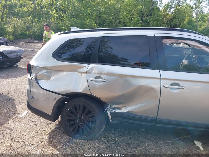 2020 MITSUBISHI OUTLANDER auction photo 6