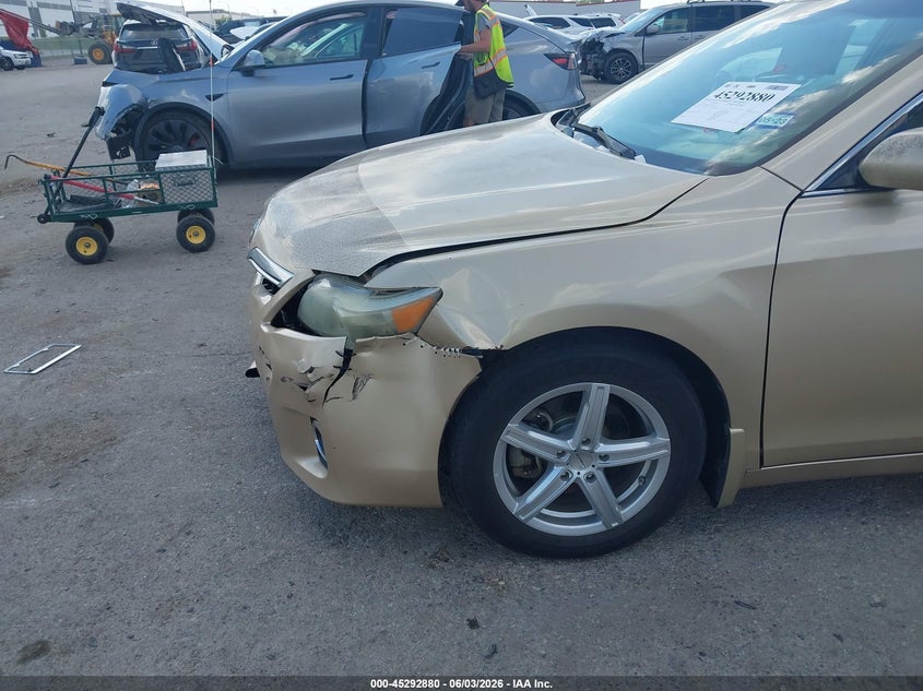 2011 TOYOTA CAMRY HYBRID auction photo 6