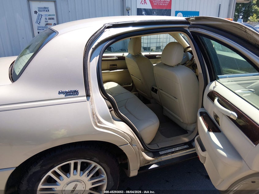2007 Lincoln Town Car Signature Limited VIN: 1LNHM82W17Y608673 Lot: 45293053