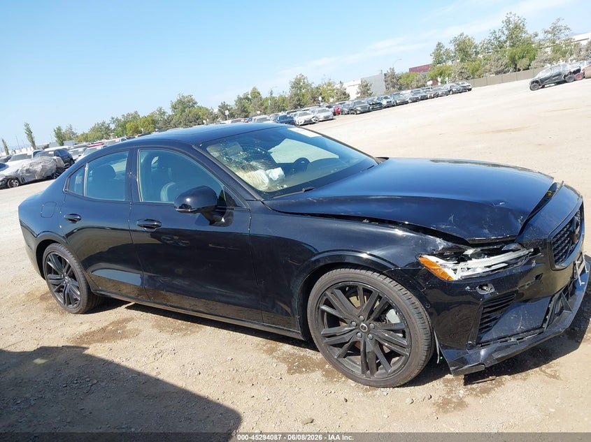 2022 Volvo S60 Recharge Plug-In Hybrid T8 Black Edition R-Design Extended Range VIN: 7JRH60FD3NG192400 Lot: 45294087