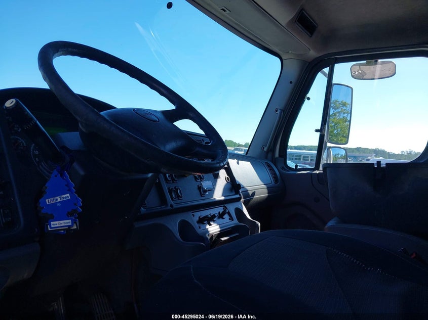 2017 FREIGHTLINER M2 106 auction photo 7