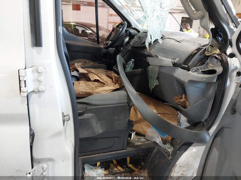2015 Ford Transit 3.7 -250 white Lot 111045295577 Vin 1FTNR1ZM0FKB20031