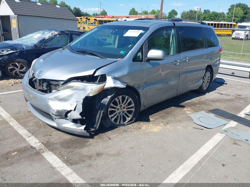 2014 TOYOTA SIENNA auction photo 2