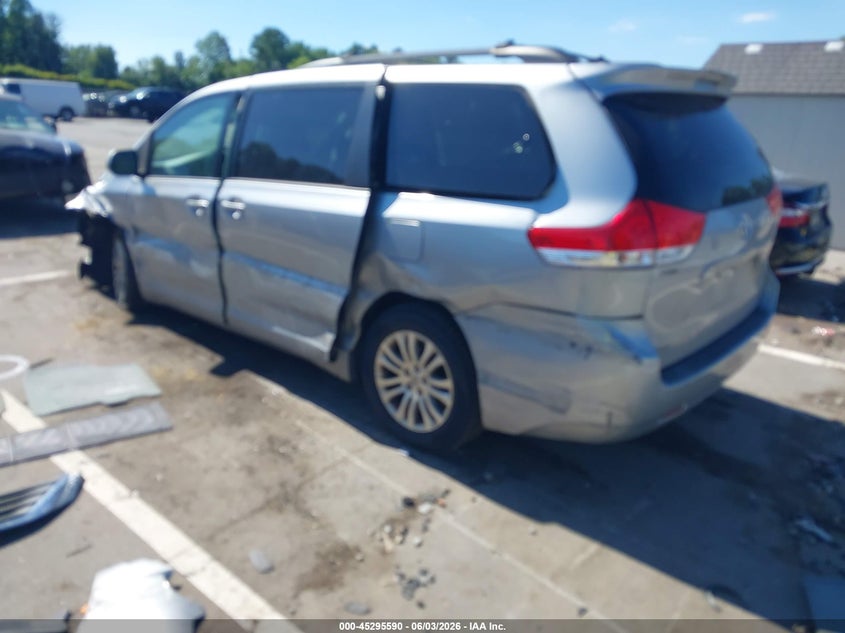 2014 TOYOTA SIENNA auction photo 3