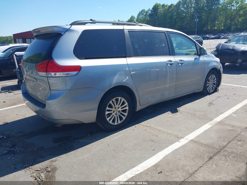 2014 TOYOTA SIENNA auction photo 4