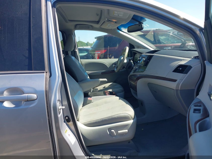 2014 TOYOTA SIENNA auction photo 5