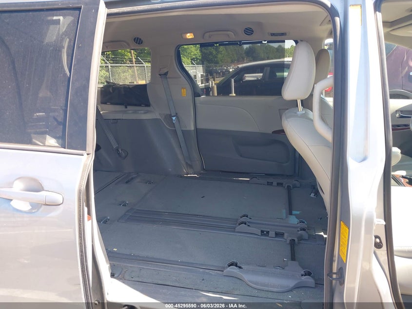 2014 TOYOTA SIENNA auction photo 8